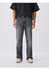 Reserved - Jeansy bootcut z efektem sprania - jasnoszary. Kolor: szary