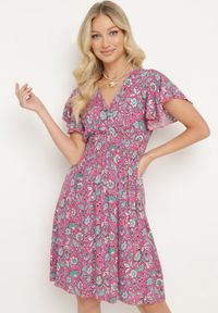 Born2be - Różowa Wiskozowa Sukienka w Kwiaty z Trójkątnym Dekoltem i Gumką w Talii Tivara. Okazja: na co dzień, na randkę. Kolor: różowy. Materiał: wiskoza. Wzór: kwiaty. Sezon: lato. Styl: casual, elegancki #2