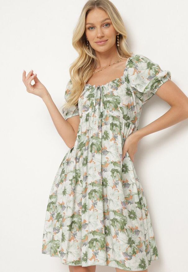 Born2be - Zielona Sukienka z Bufiastymi Rękawami i Wiązaniem przy Dekolcie z Gumką na Plecach Vikninna. Okazja: na co dzień, na randkę. Kolor: zielony. Materiał: jeans. Wzór: aplikacja, kwiaty. Sezon: lato. Styl: casual