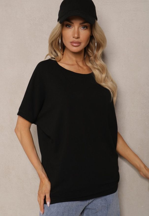 Renee - Czarny Bawełniany T-shirt Oversize z Krótkim Rękawem i Dłuższym Tyłem Zanimara. Kolor: czarny. Materiał: bawełna. Długość rękawa: krótki rękaw. Długość: krótkie