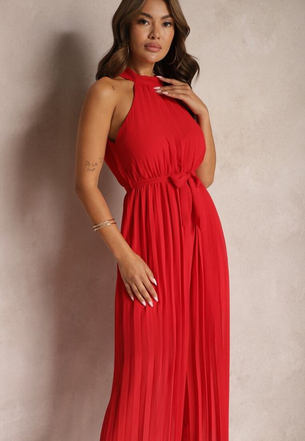 Renee - Czerwony Kombinezon z Dekoltem Typu Halter i Gumką w Talii Zolefia. Kolor: czerwony. Długość: długie. Styl: elegancki