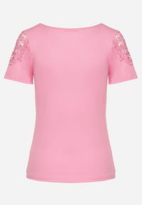 Born2be - Fuksjowy Bawełniany T-shirt z Łańcuszkiem i Koronką Liraveira. Okazja: na co dzień. Typ kołnierza: okrągły. Kolor: różowy. Materiał: bawełna, koronka. Długość rękawa: krótki rękaw. Długość: krótkie. Wzór: koronka. Styl: klasyczny, elegancki, casual #4