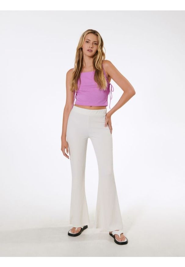 Sinsay - Spodnie wide leg high waist - kremowy. Stan: podwyższony. Kolor: kremowy. Materiał: materiał, włókno