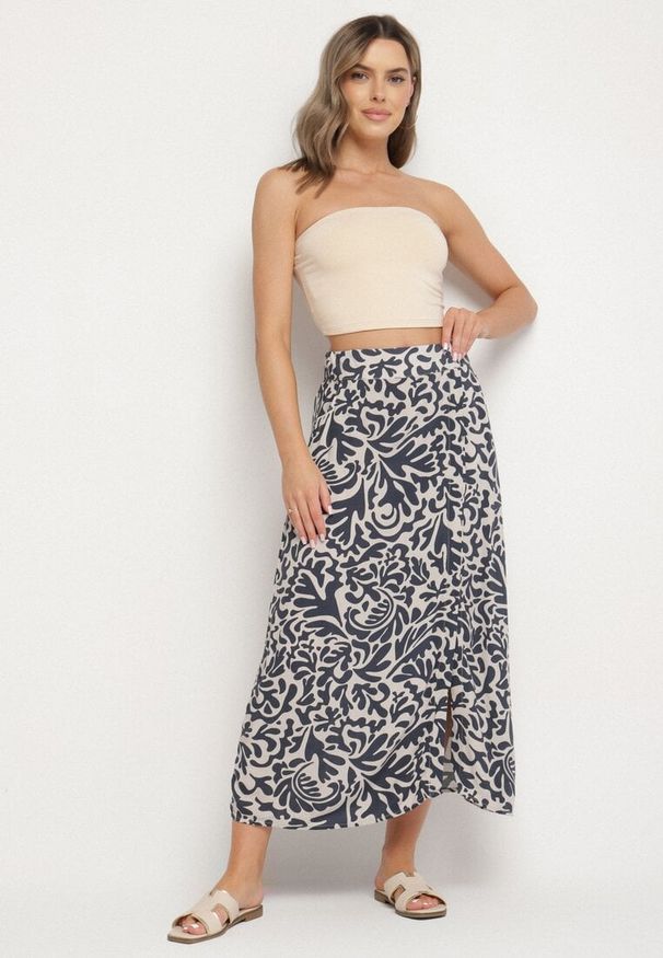 Born2be - Granatowa Wiskozowa Spódnica o Rozkloszowanym Kroju z Kieszeniami Kosaretia. Okazja: do pracy, na co dzień, na spotkanie biznesowe. Kolor: niebieski. Materiał: wiskoza. Styl: klasyczny, biznesowy, elegancki, casual, sportowy