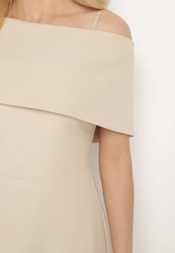 Born2be - Beżowa Sukienka o Rozkloszowanym Kroju na Ramiączkach z Wywijanym Dekoltem Jenathia. Okazja: na studniówkę, na ślub cywilny, na wesele, na imprezę. Kolor: beżowy. Długość rękawa: na ramiączkach