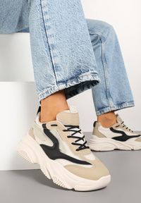 Renee - Beżowo-Czarne Sneakersy na Tłoczonej Platformie z Geometrycznym Wzorem Fonetha. Okazja: na co dzień. Kolor: beżowy. Materiał: jeans. Wzór: geometria. Obcas: na platformie