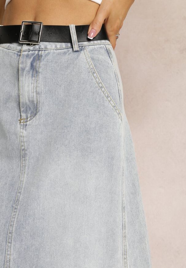 Renee - Jasnoniebieska Jeansowa Spódnica Maxi o Rozkloszowanym Kroju z Paskiem Teviva. Kolor: niebieski. Materiał: jeans. Sezon: lato, wiosna