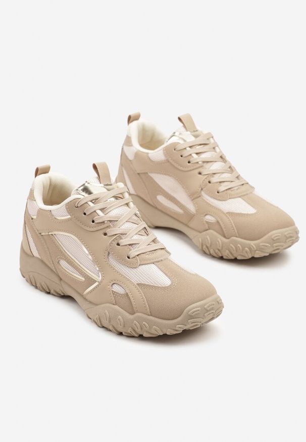 Renee - Ciemnobeżowe Sneakersy Ozdobione Tłoczoną Cholewką Pillitha. Okazja: na co dzień. Kolor: beżowy. Materiał: jeans. Szerokość cholewki: normalna. Wzór: aplikacja. Obcas: na płaskiej podeszwie