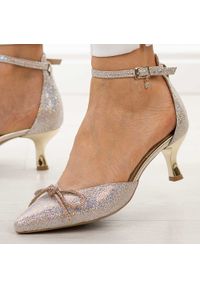 Multi s95 skórzane Polskie szpilki damskie Prestige 2252. Okazja: na ślub cywilny, na wesele. Zapięcie: sprzączka. Kolor: wielokolorowy. Materiał: skóra. Wzór: aplikacja. Sezon: wiosna, lato. Obcas: na szpilce. Styl: elegancki, klasyczny, wizytowy #1