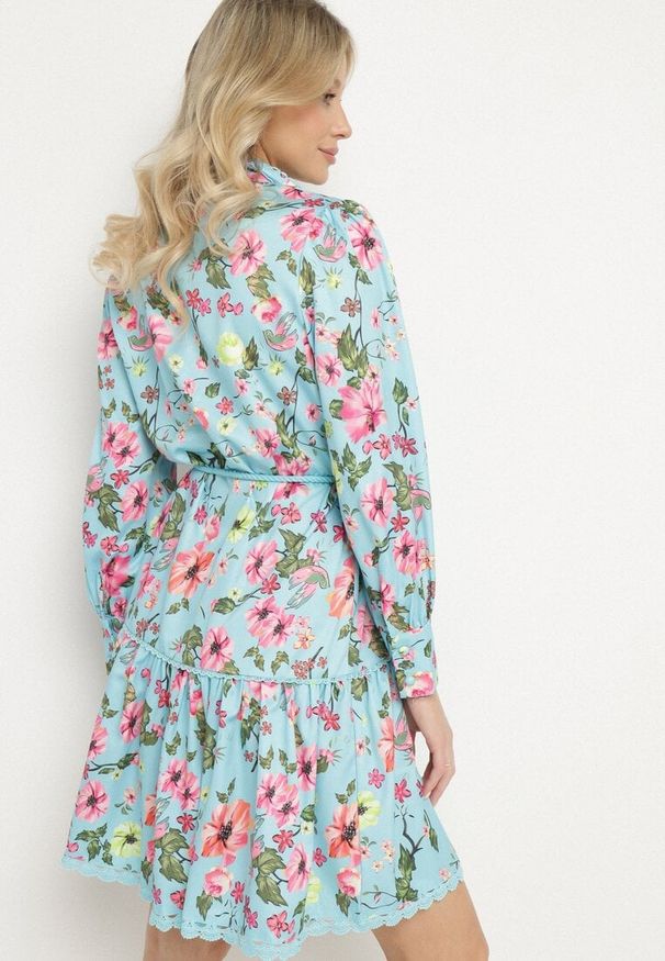 Born2be - Niebieska Koszulowa Sukienka ze Stójką i Falbanką Madalyn. Typ kołnierza: kołnierzyk stójkowy. Kolor: niebieski. Materiał: koronka. Typ sukienki: koszulowe