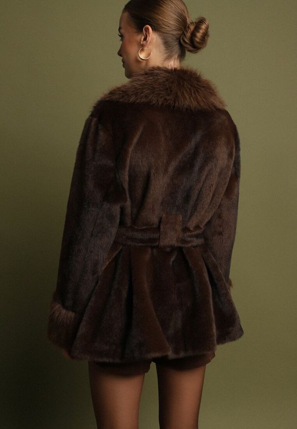 Born2be - Brązowa Kurtka Futerko z Wiązanym Paskiem Ozdobnymi Mankietami i Kołnierzem Coellame. Okazja: na co dzień. Kolor: brązowy. Materiał: futro. Styl: klasyczny, casual, elegancki