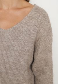 Born2be - Brązowy Sweter z Dodatkiem Wełny i Trójkątnym Dekoltem Esmina. Okazja: na co dzień. Kolor: brązowy. Materiał: wełna. Styl: elegancki, casual, klasyczny
