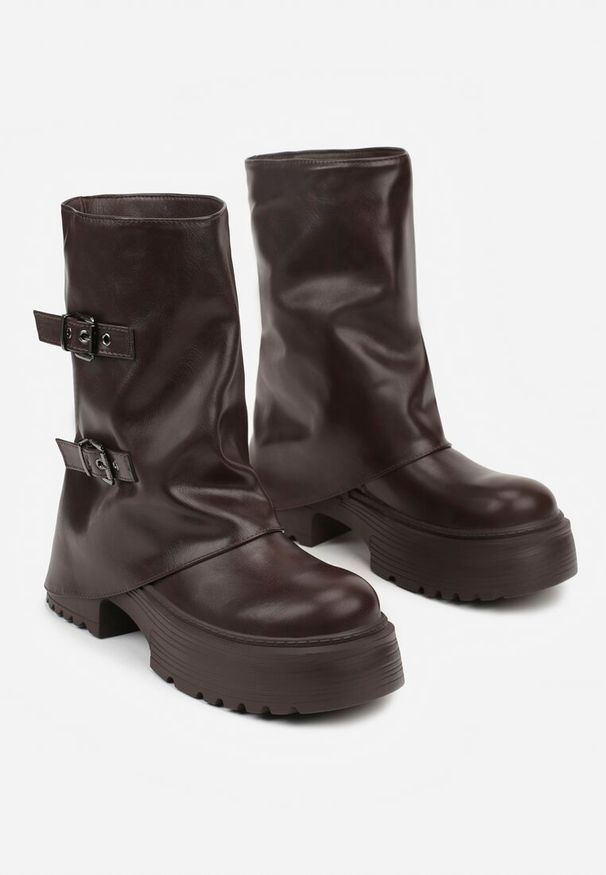 Renee - Ciemnobrązowe Botki Biker Vices z Wywiniętą Cholewką Platformą i Klamrami Reinila. Zapięcie: klamry. Kolor: brązowy. Materiał: jeans, koronka. Szerokość cholewki: normalna. Obcas: na platformie. Styl: rockowy