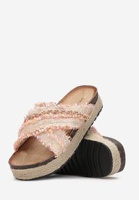 Renee - Różowe Klapki Khloraris. Nosek buta: okrągły. Kolor: różowy. Materiał: materiał. Wzór: paski. Sezon: lato. Obcas: na platformie #2