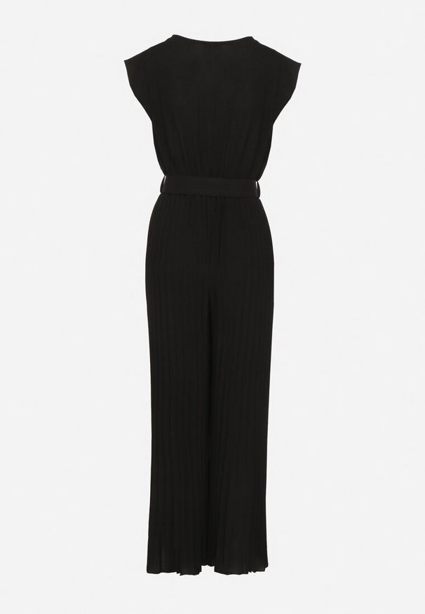 Born2be - Czarny Kombinezon o Kopertowym Kroju z Plisami i Paskiem w Talii Salivania. Okazja: na wesele, na studniówkę, na ślub cywilny, na imprezę. Kolor: czarny. Styl: elegancki, klasyczny