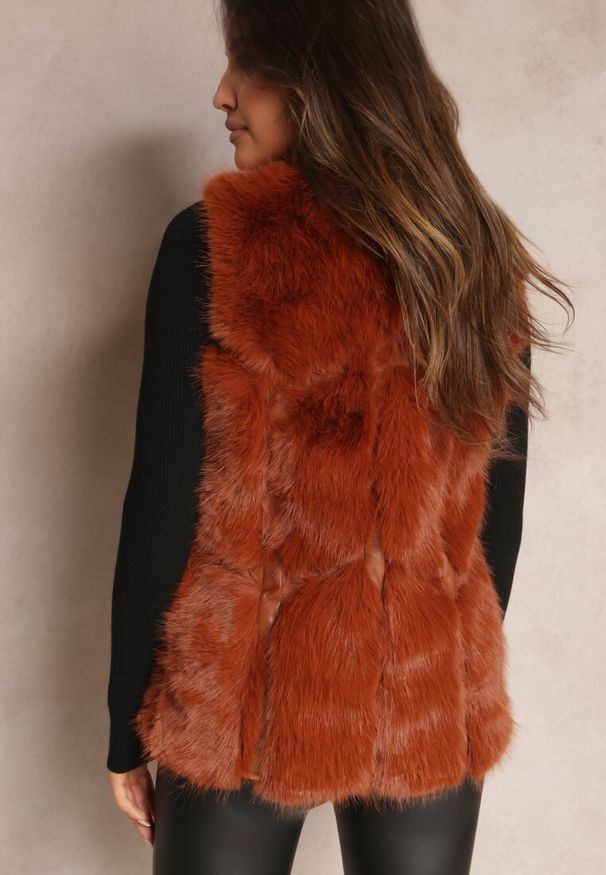 Renee - Brązowo-Pomarańczowa Futrzana Kamizelka z Wstawkami z Ekoskóry Lewja. Kolor: brązowy. Materiał: futro