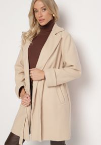Born2be - Beżowy Płaszcz o Szlafrokowym Kroju z Marszczeniem w Talii i Wiązanym Paskiem Sartissa. Okazja: na co dzień. Kolor: beżowy. Materiał: jeans. Długość rękawa: długi rękaw. Długość: długie. Styl: casual, elegancki, klasyczny #5