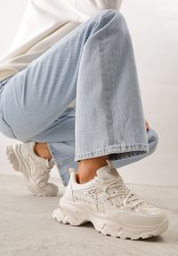 Renee - Beżowe Sneakersy na Platformie Ozdobione Cyrkoniami i Koronką Antea. Okazja: na co dzień. Kolor: beżowy. Materiał: koronka. Wzór: aplikacja, koronka. Obcas: na platformie #1