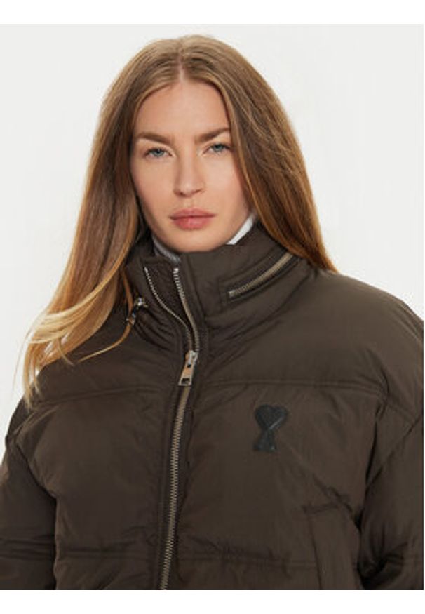 AMI PARIS Kurtka zimowa FJK413.PA0009 Brązowy Regular Fit. Kolor: brązowy. Materiał: syntetyk. Sezon: zima