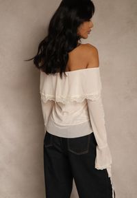 Renee - Jasnobeżowa Bluzka Off Shoulder z Falbankami z Siateczki z Bawełny i Wiskozy Fenisella. Typ kołnierza: kołnierz z falbankami. Kolor: beżowy. Materiał: bawełna, wiskoza. Styl: glamour, elegancki #2