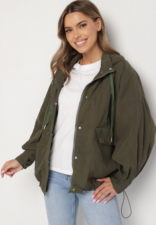 Born2be - Ciemnozielona Kurtka Oversize z Kapturem i Kieszeniami Malorea. Okazja: na co dzień. Typ kołnierza: kaptur. Kolor: zielony. Materiał: jeans, koronka. Styl: casual