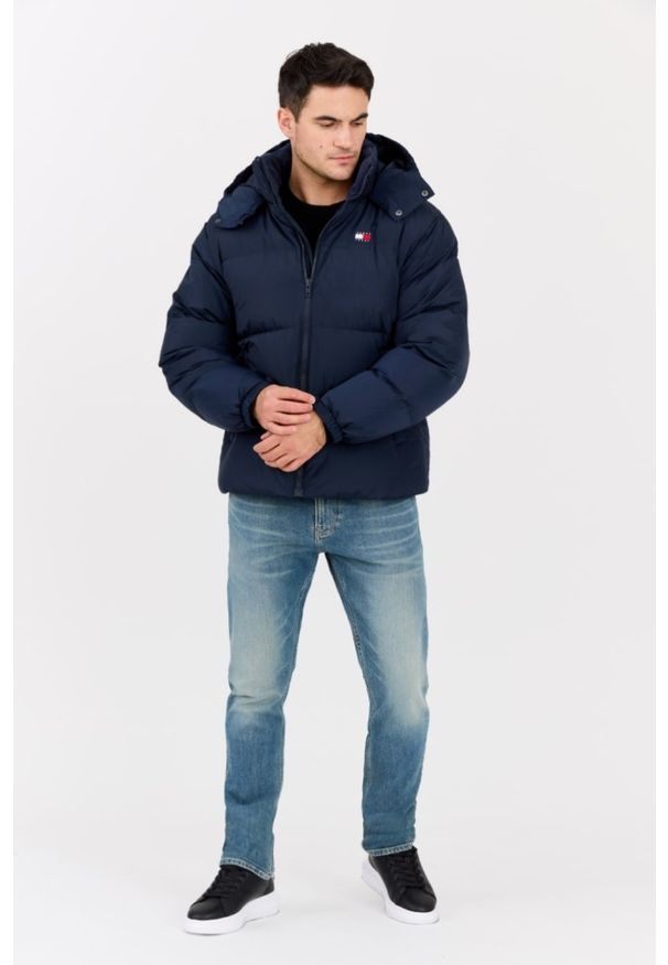 Tommy Jeans - TOMMY JEANS Granatowa męska puchowa kurtka z dużym logo Alaska, Rozmiar XL. Kolor: niebieski. Materiał: puch. Styl: klasyczny, elegancki