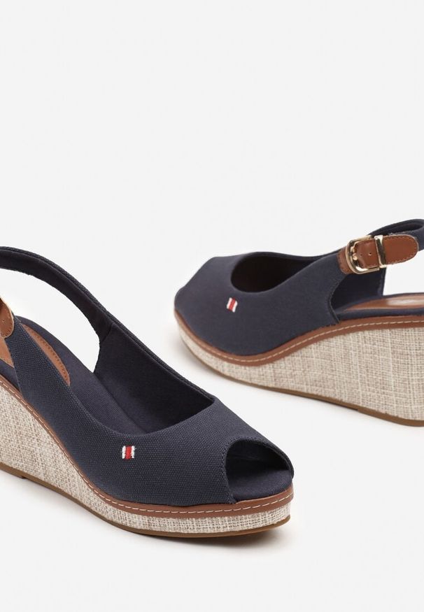 Born2be - Granatowe Sandały na Koturnie z Plecionką Ozdobione Naszywką Faneoriel. Okazja: na co dzień. Zapięcie: sprzączka. Kolor: niebieski. Materiał: jeans. Wzór: aplikacja. Obcas: na koturnie. Styl: elegancki, casual