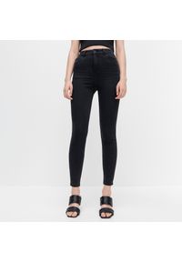 Reserved - Jeansy slim z wysokim stanem - Czarny. Stan: podwyższony. Kolor: czarny #1