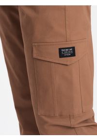Ombre Clothing - Spodnie męskie z kieszeniami cargo i ściągaczem na dole nogawki - jasnobrązowe V3 OM-PACG-0189 - XXL. Kolor: brązowy. Materiał: elastan, bawełna #3