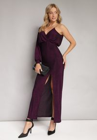 Born2be - Fioletowa Błyszcząca Asymetryczna Sukienka Maxi z Rozcięciem i Kopertowym Dekoltem Aknasa. Kolor: fioletowy. Materiał: materiał. Typ sukienki: kopertowe, asymetryczne. Długość: maxi #1
