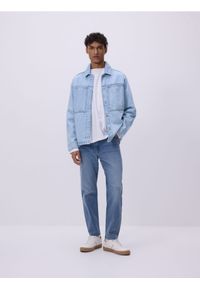 Reserved - Jeansy carrot slim z efektem sprania - niebieski. Kolor: niebieski #1