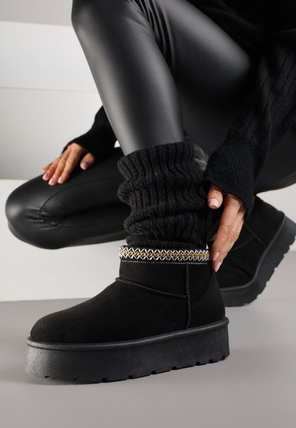 Born2be - Czarne Śniegowce na Grubej Podeszwie Zdobione Haftem Sewnella. Okazja: na co dzień. Zapięcie: bez zapięcia. Kolor: czarny. Materiał: jeans. Wzór: aplikacja, haft. Sezon: zima, jesień. Styl: casual