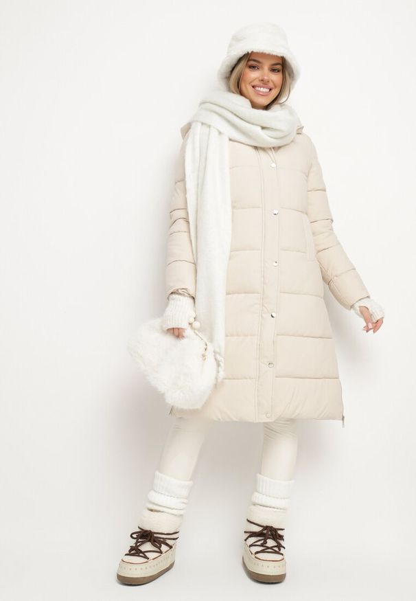 Born2be - Jasnobeżowa Długa Kurtka Płaszcz Zapinana na Suwak i Napy z Kapturem Tasperia. Okazja: na co dzień, na spotkanie biznesowe, do pracy. Typ kołnierza: kaptur. Kolor: beżowy. Materiał: jeans. Długość rękawa: długi rękaw. Długość: długie. Styl: biznesowy, casual, elegancki