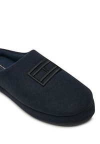 TOMMY HILFIGER - Tommy Hilfiger Kapcie Flag Warm Felt House Shoe FM0FM05227 Granatowy. Kolor: niebieski. Materiał: materiał