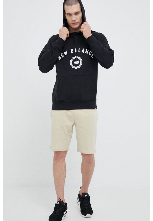 New Balance bluza męska kolor czarny z kapturem z nadrukiem. Typ kołnierza: kaptur. Kolor: czarny. Materiał: bawełna, dzianina. Długość rękawa: raglanowy rękaw. Wzór: nadruk