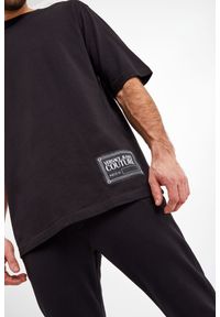 Versace Jeans Couture - T-shirt VERSACE JEANS COUTURE. Materiał: bawełna. Długość rękawa: krótki rękaw. Długość: krótkie. Wzór: aplikacja