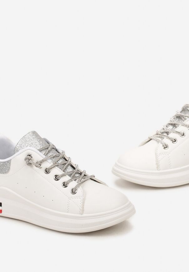 Born2be - Biało-Srebrne Sneakersy z Biżuteryjnym Wiązaniem i Brokatowymi Wstawkami Eleria. Kolor: biały. Wzór: aplikacja
