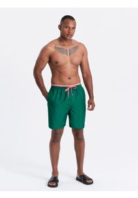 Ombre Clothing - Męskie spodenki kąpielówki z dwukolorowym ściągaczem – ciemnozielone V3. Okazja: na plażę. Kolor: zielony. Materiał: poliester, materiał. Wzór: haft, jednolity. Sezon: lato #11