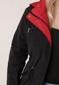 Born2be - Czarno-Czerwona Przejściowa Kurtka Dwustronna Parka z Pikowaniem i Kapturem Tidare. Okazja: na spacer, na co dzień. Kolekcja: plus size. Kolor: czarny. Materiał: poliester, jeans. Styl: casual, sportowy #5