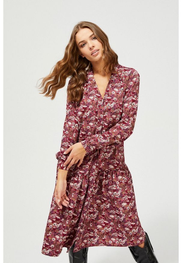 MOODO - Sukienka boho w kwiaty. Okazja: na co dzień. Typ kołnierza: dekolt w serek. Materiał: elastan, poliester. Wzór: kwiaty. Typ sukienki: proste. Styl: boho