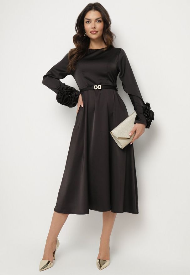 Born2be - Czarna Sukienka Wieczorowa Ozdobiona Paskiem i Kwiatami 3D Temarita. Kolor: czarny. Wzór: aplikacja, kwiaty. Styl: wizytowy