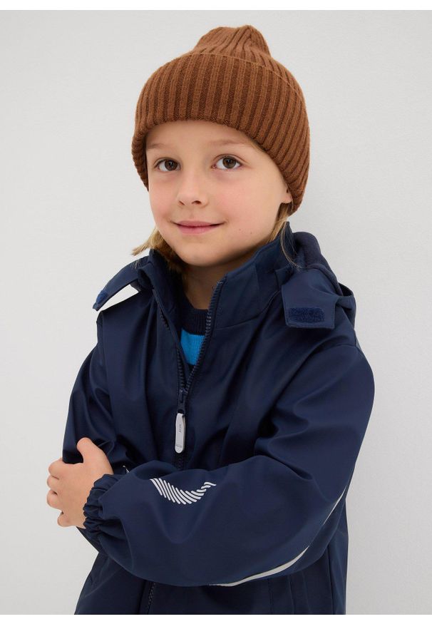 bonprix - Ocieplana kurtka przeciwdeszczowa z odpinanym kapturem i odblaskowymi elementami. Kolor: niebieski. Materiał: polar