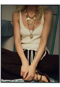 Reserved - Krótki top z frędzlami - złamana biel. Materiał: wiskoza, dzianina. Długość: krótkie #1