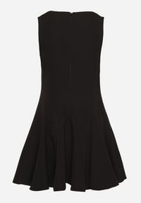 Born2be - Czarna Rozkloszowana Sukienka Bez Rękawów z Ozdobnymi Wiązaniami Avelkio. Okazja: na spacer, na co dzień. Kolor: czarny. Długość rękawa: bez rękawów. Typ sukienki: rozkloszowane. Styl: elegancki, casual #5