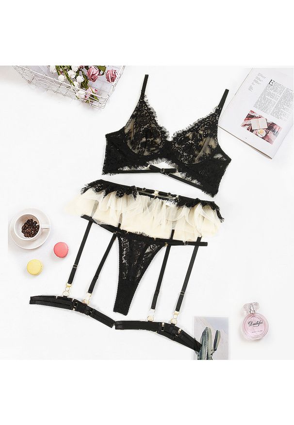 Intica - Koronkowy komplet z falbanką na romantyczne wieczory Trijnie. Kolor: czarny. Materiał: koronka. Wzór: koronka