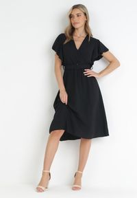 Born2be - Czarna Sukienka z Kopertowym Dekoltem i Paskiem Sizue. Kolor: czarny. Typ sukienki: kopertowe #1
