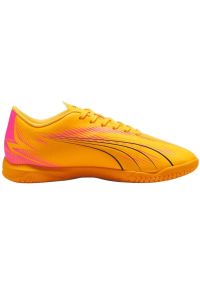 Buty piłkarskie Puma Ultra Play It 107780 03 pomarańczowe. Zapięcie: sznurówki. Kolor: pomarańczowy. Materiał: guma, syntetyk. Szerokość cholewki: normalna. Wzór: nadruk. Sport: piłka nożna