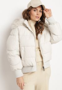 Born2be - Jasnobeżowa Pikowana Kurtka z Szerokimi Ściągaczami i Ozdobnym Futrem przy Kapturze Inandria. Okazja: na co dzień, na spotkanie biznesowe, do pracy. Kolor: beżowy. Materiał: futro. Długość rękawa: długi rękaw. Długość: długie. Styl: biznesowy, casual, elegancki, klasyczny #6