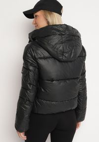 Born2be - Czarna Prosta Kurtka Pikowana z Kapturem i Kieszeniami Mirilda. Okazja: na co dzień. Typ kołnierza: kaptur. Kolor: czarny. Materiał: jeans, tkanina. Długość rękawa: długi rękaw. Długość: długie. Sezon: zima. Styl: elegancki, casual #4