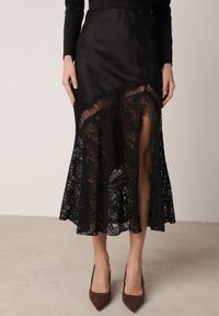 Born2be - Czarna Spódnica z Satyny z Koronką i Rozcięciem na Nogę Doritana. Okazja: na co dzień, na spotkanie biznesowe. Kolor: czarny. Materiał: satyna, koronka. Wzór: koronka. Styl: casual, biznesowy, elegancki #4